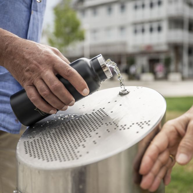Trinksäule an der eine Wasserflasche gefüllt wird